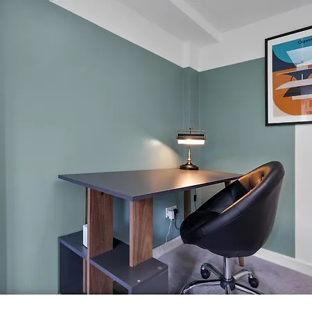 Contractors, Sleeps 8, 5 Bed, Driveway, Wi-fi Holiday home *