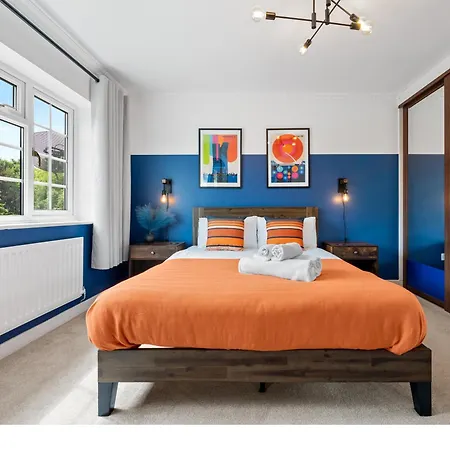 Contractors, Sleeps 8, 5 Bed, Driveway, Wi-fi * Birmingham