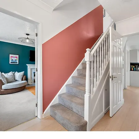 Holiday home Contractors, Sleeps 8, 5 Bed, Driveway, Wi-fi