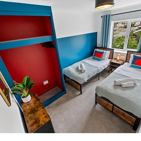 Holiday home Contractors, Sleeps 8, 5 Bed, Driveway, Wi-fi Birmingham