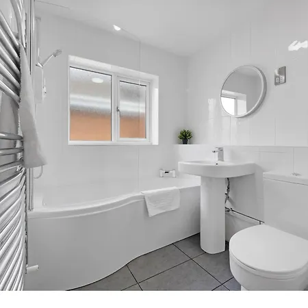 Holiday home Contractors, Sleeps 8, 5 Bed, Driveway, Wi-fi