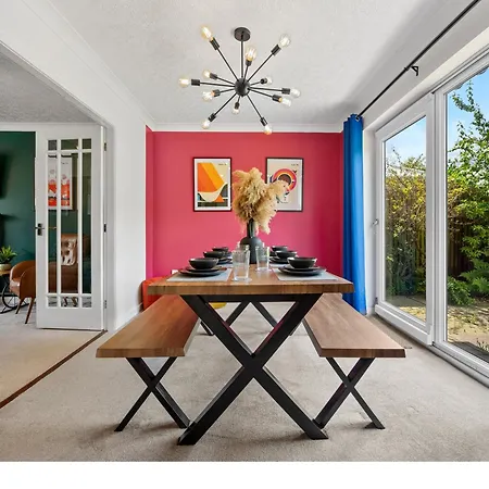 Holiday home Contractors, Sleeps 8, 5 Bed, Driveway, Wi-fi *