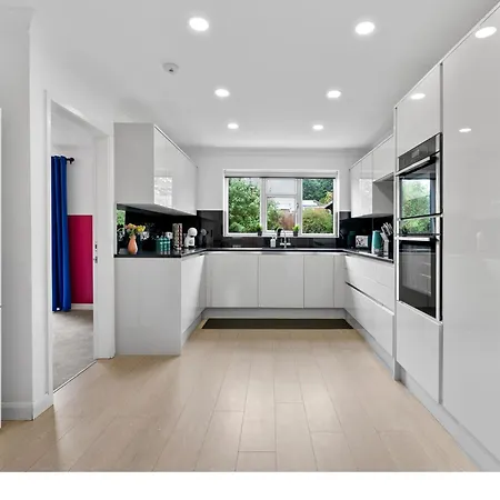 Contractors, Sleeps 8, 5 Bed, Driveway, Wi-fi Holiday home Birmingham