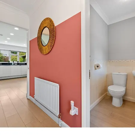 Contractors, Sleeps 8, 5 Bed, Driveway, Wi-fi *