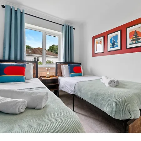 Contractors, Sleeps 8, 5 Bed, Driveway, Wi-fi Holiday home Birmingham